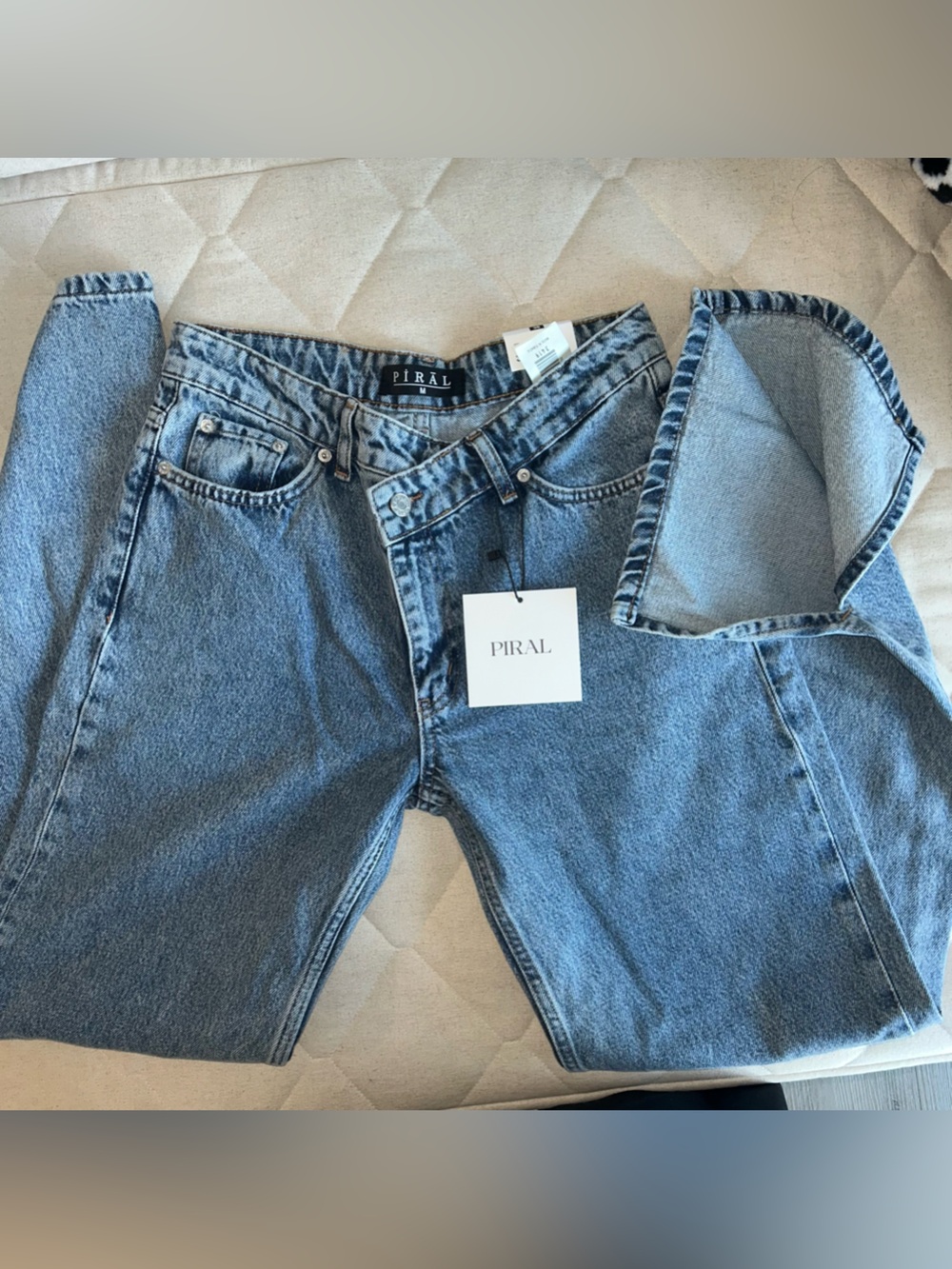PIRAL NWT V Waist Straight Fit Jeans Side Slit Hem Size 6/Medium